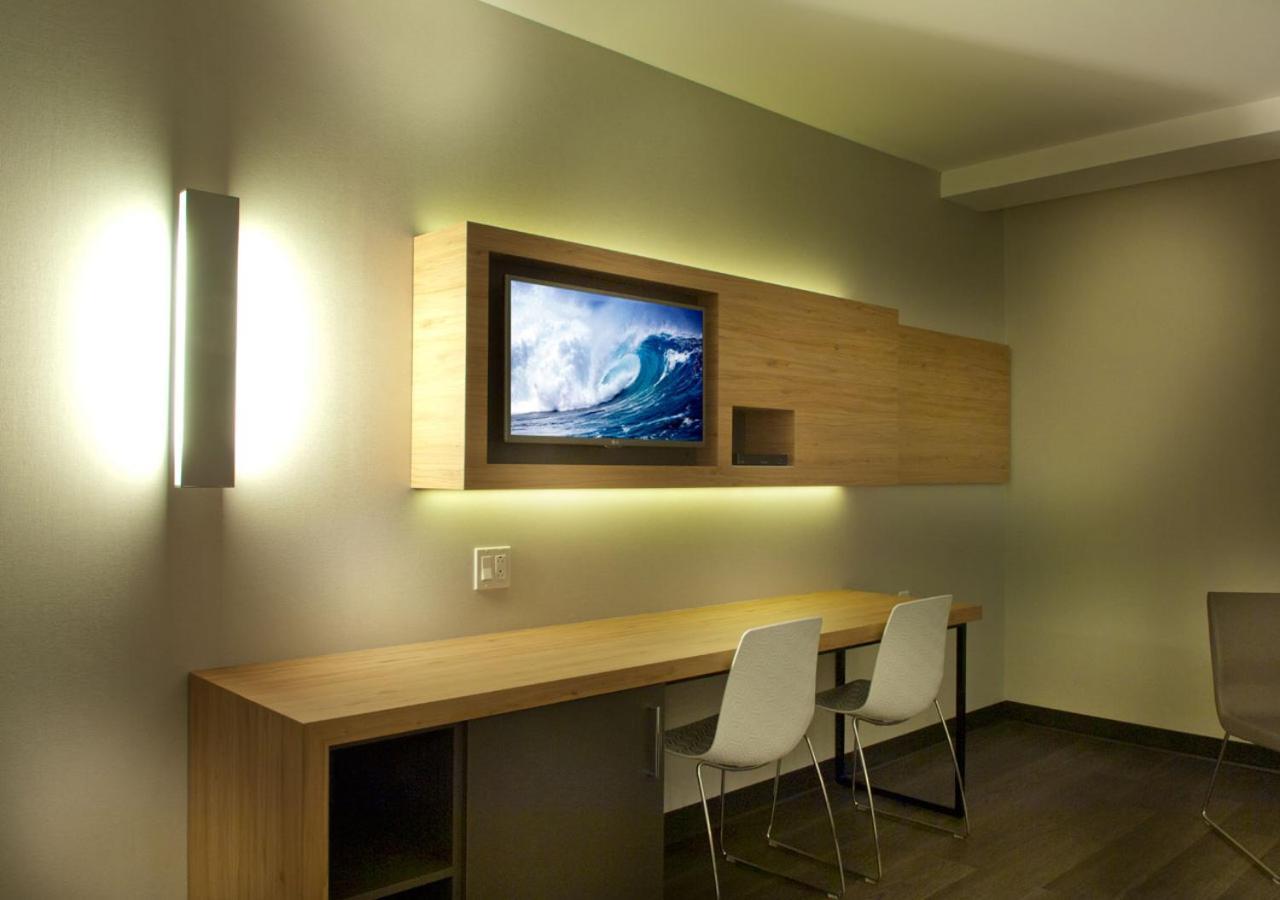 Hotel Ramada By Wyndham Laval Exterior foto