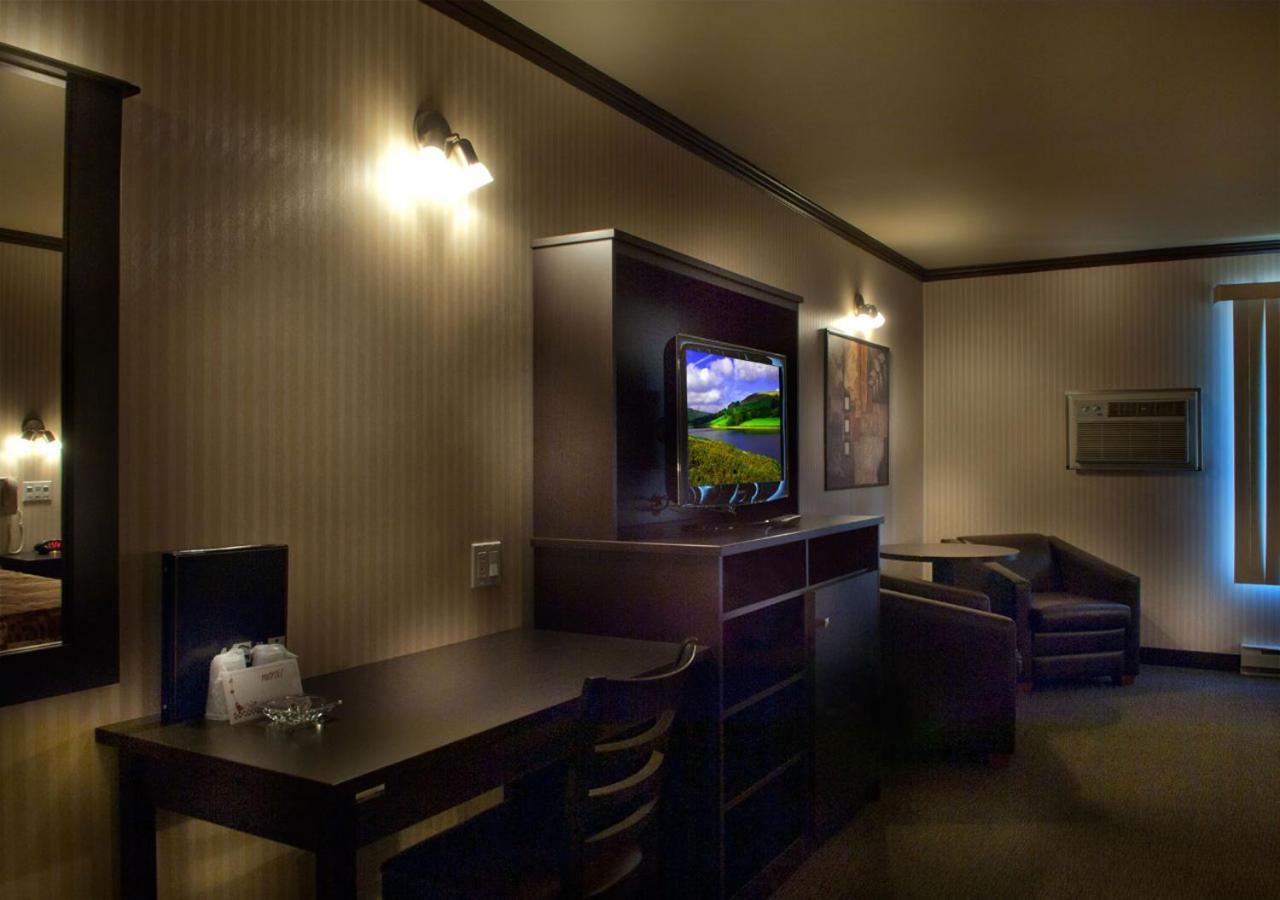 Hotel Ramada By Wyndham Laval Exterior foto
